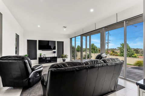 KENNEDY EXECUTIVE TOWNHOUSE - Accommodation Redcliffe 14