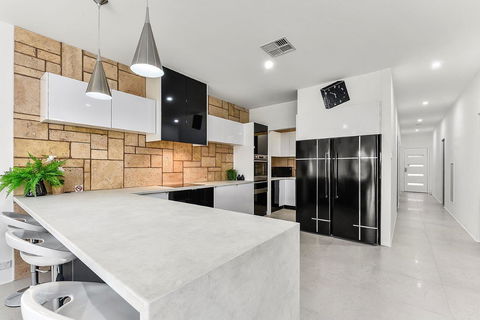 KENNEDY EXECUTIVE TOWNHOUSE - Accommodation Redcliffe 12