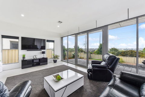 KENNEDY EXECUTIVE TOWNHOUSE - Accommodation Redcliffe 18
