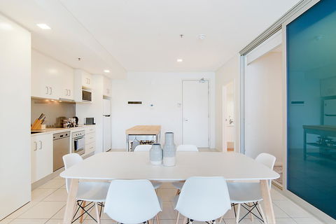 Stylish And Comfortable, Views Over Gouger St! - Accommodation Redcliffe 6