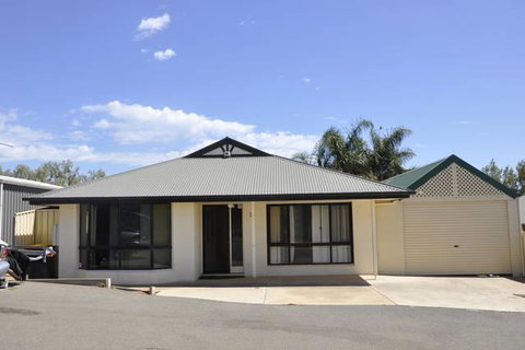 The Club House - Accommodation Redcliffe 4
