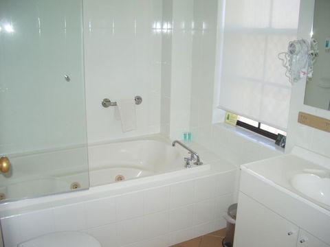 Aviators Lodge - Accommodation Redcliffe 4