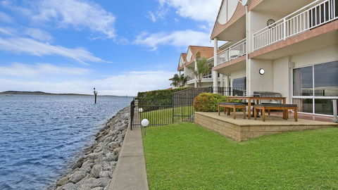 Salt Waterfront Apartment - Accommodation Redcliffe 4