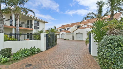 Salt Waterfront Apartment - Accommodation Redcliffe 3