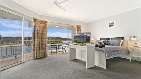 Salt Waterfront Apartment - Accommodation Redcliffe 10