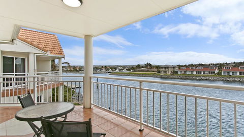 Salt Waterfront Apartment - Accommodation Redcliffe 9