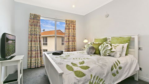 Salt Waterfront Apartment - Accommodation Redcliffe 12