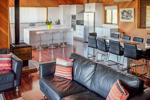 Seacroft - Accommodation Redcliffe 5