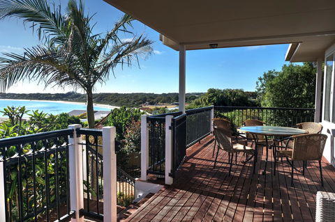 The Whitehouse - Accommodation Redcliffe 2