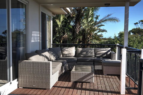 The Whitehouse - Accommodation Redcliffe 1