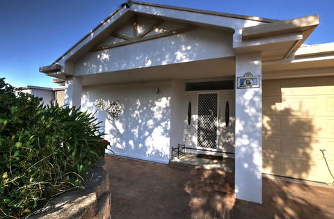 The Whitehouse - Accommodation Redcliffe 3