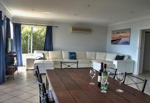 The Whitehouse - Accommodation Redcliffe 8