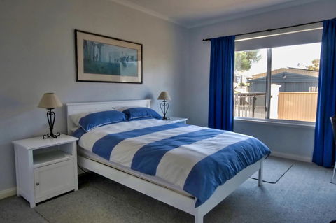 The Whitehouse - Accommodation Redcliffe 13