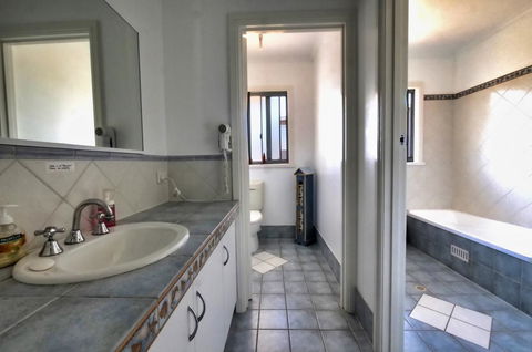 The Whitehouse - Accommodation Redcliffe 10