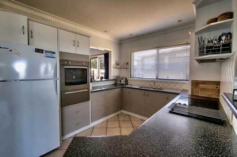 The Whitehouse - Accommodation Redcliffe 6