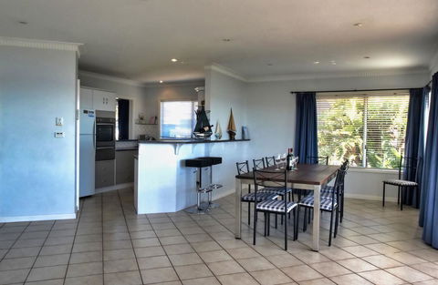 The Whitehouse - Accommodation Redcliffe 9