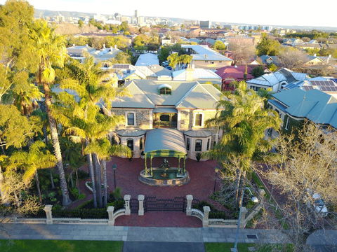 Grand Bluestone Mansion - Accommodation Redcliffe 1