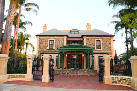 Grand Bluestone Mansion - Accommodation Redcliffe 26
