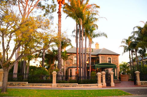 Grand Bluestone Mansion - Accommodation Redcliffe 0