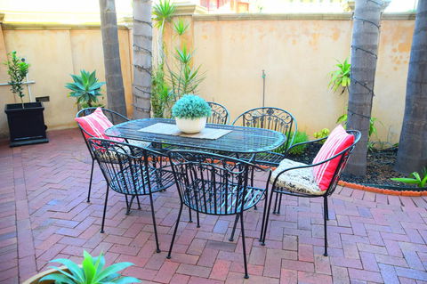 Grand Bluestone Mansion - Accommodation Redcliffe 17