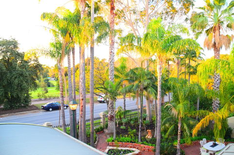 Grand Bluestone Mansion - Accommodation Redcliffe 23