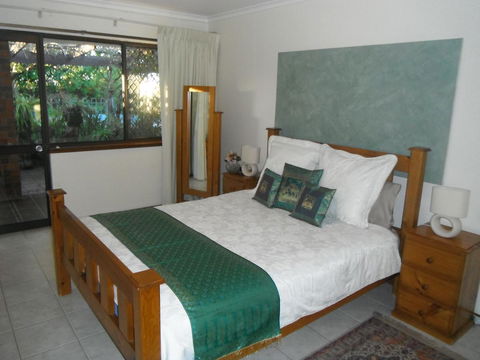 Linger Longer Vineyard - Accommodation Redcliffe 5