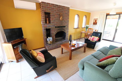 Linger Longer Vineyard - Accommodation Redcliffe 2