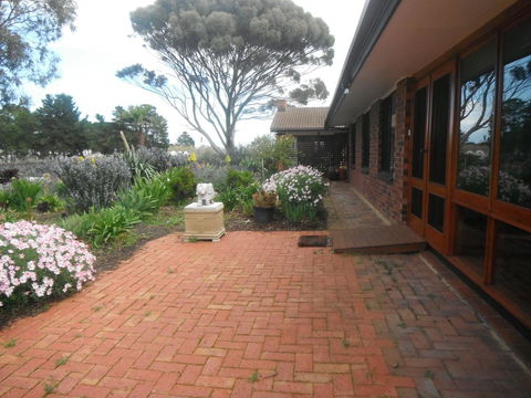 Linger Longer Vineyard - Accommodation Redcliffe 11