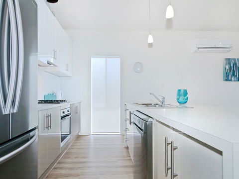 Seas The Day - Accommodation Redcliffe 6