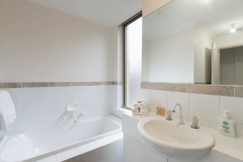 One Bedroom In Adelaideâ€™s East End FREE WIFI*Netflix*Parking - Accommodation Redcliffe 11