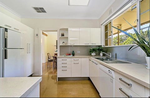 Stunning House With Beautiful Entertainment Area!! - Accommodation Redcliffe 10