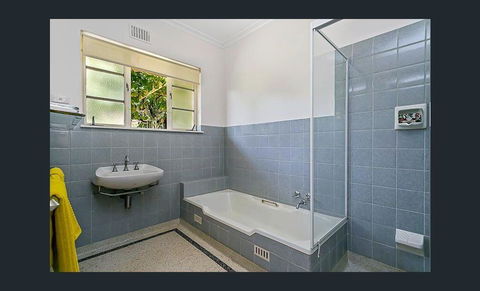 Stunning House With Beautiful Entertainment Area!! - Accommodation Redcliffe 11