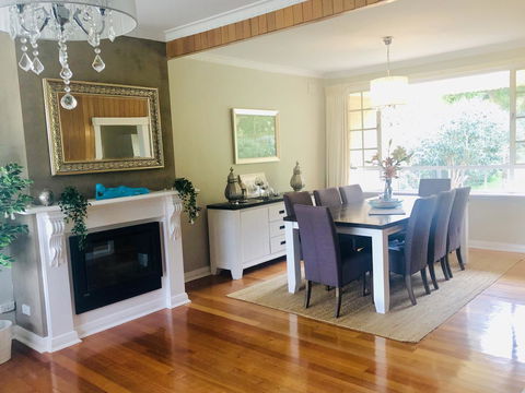 Stunning House With Beautiful Entertainment Area!! - Accommodation Redcliffe 4