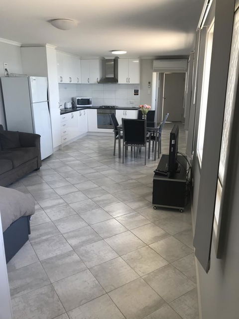 Beachside & Jetty View Apartment 6 - Captain\'s Apt - Accommodation Redcliffe 4