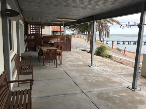 Beachside & Jetty View Apartment 6 - Captain\'s Apt - Accommodation Redcliffe 37