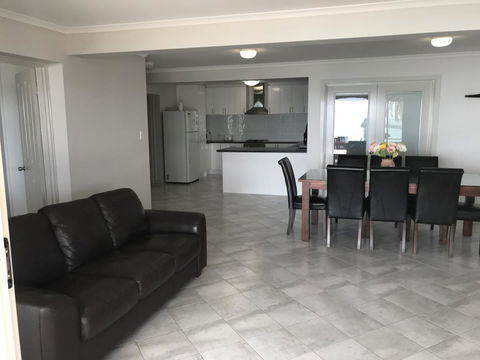 Beachside & Jetty View Apartment 6 - Captain\'s Apt - Accommodation Redcliffe 32
