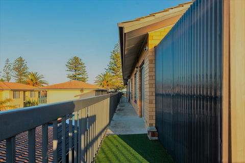 Henley Beach South, Amazing Views, Huge Private Balcony! - Accommodation Redcliffe 19