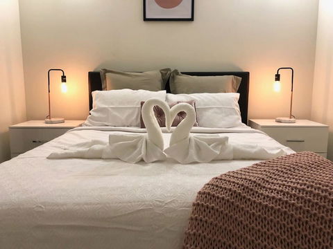 MODERN SPACIOUS 3 BR HOME - NEAR BEACH & AIRPORT - Accommodation Redcliffe 1
