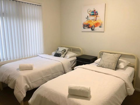 MODERN SPACIOUS 3 BR HOME - NEAR BEACH & AIRPORT - Accommodation Redcliffe 3