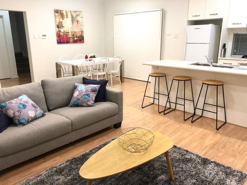 MODERN SPACIOUS 3 BR HOME - NEAR BEACH & AIRPORT - Accommodation Redcliffe 8