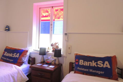 Wozza's B&B - Accommodation Redcliffe 8