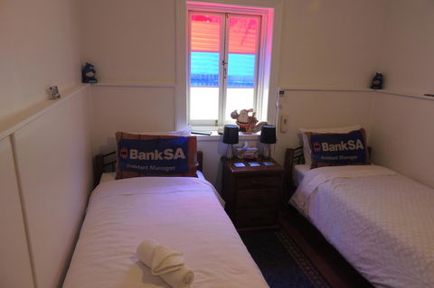 Wozza's B&B - Accommodation Redcliffe 9