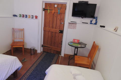 Wozza's B&B - Accommodation Redcliffe 11