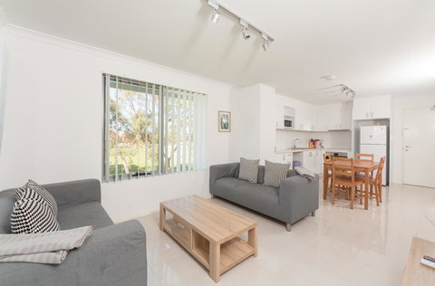 Yaran Suites - Accommodation Redcliffe 1