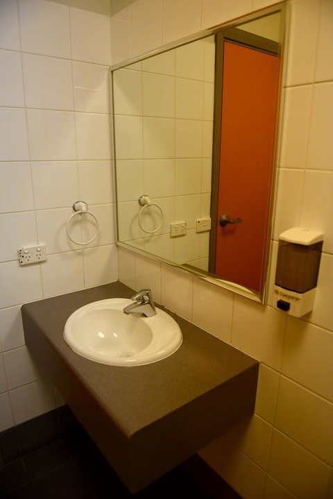 The Emperors Crown Hostel - Accommodation Redcliffe 36