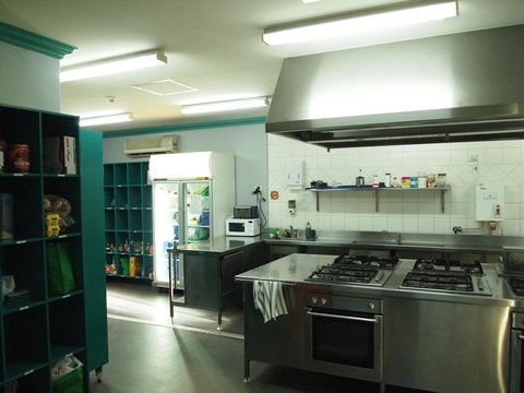 The Emperors Crown Hostel - Accommodation Redcliffe 41