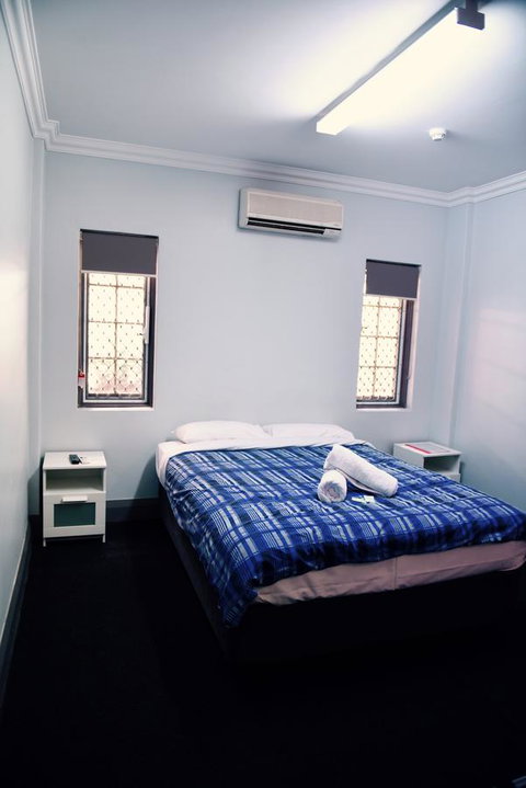 The Emperors Crown Hostel - Accommodation Redcliffe 27
