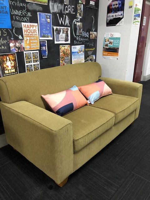 The Emperors Crown Hostel - Accommodation Redcliffe 1