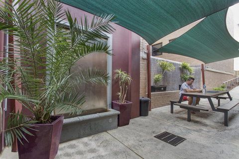 The Emperors Crown Hostel - Accommodation Redcliffe 12