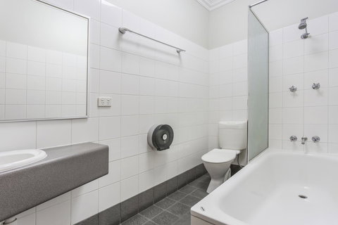 The Emperors Crown Hostel - Accommodation Redcliffe 26